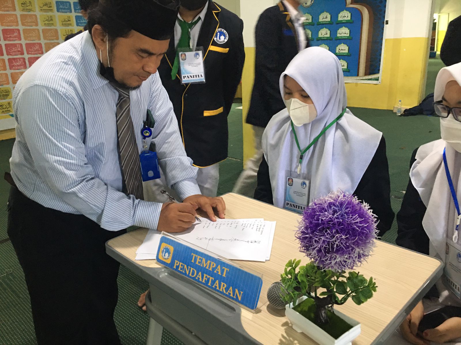 Bapak Dr. Bukhori MA, selaku kepala sekolah melakukan proses registrasi